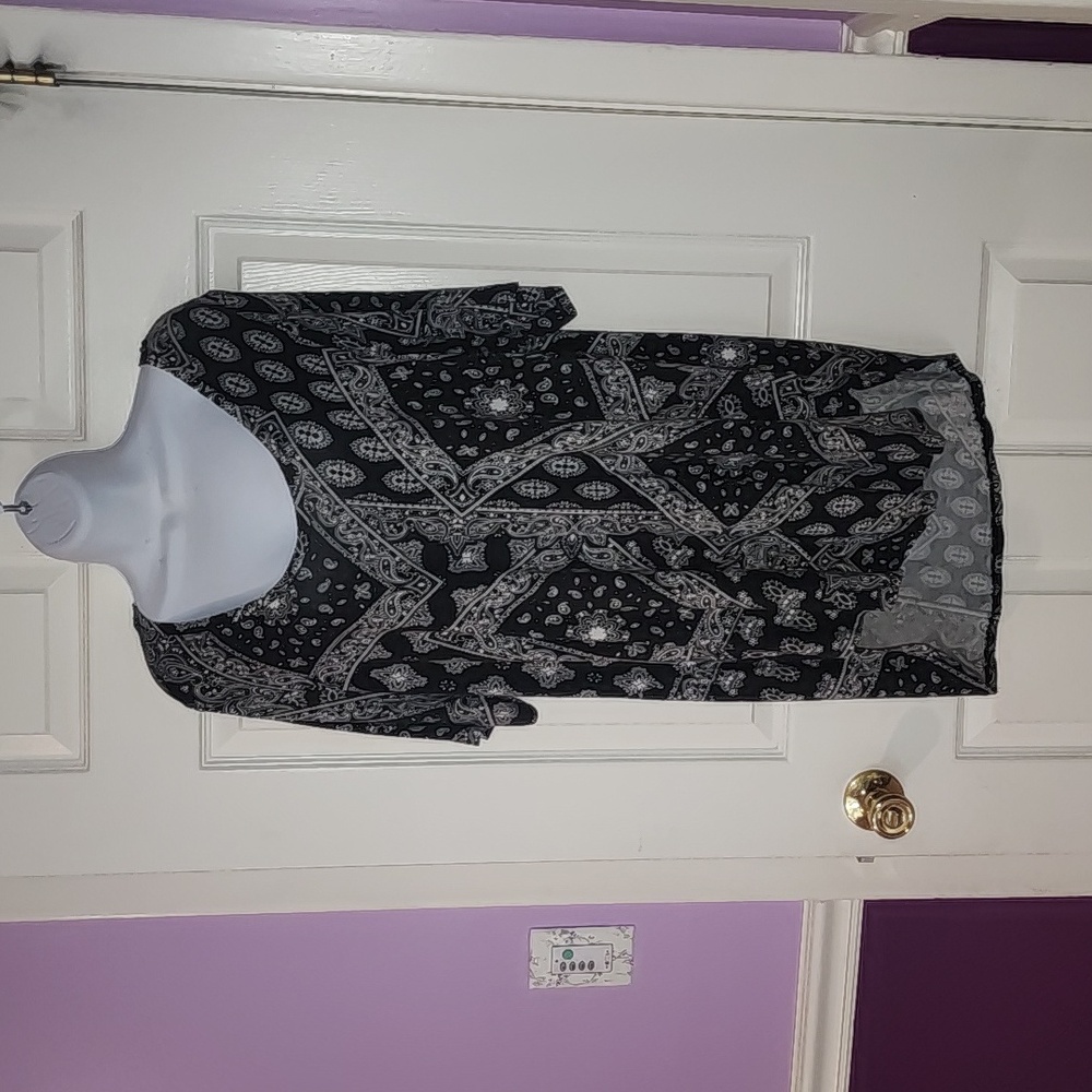 24/7 black and white paisley 1x top.